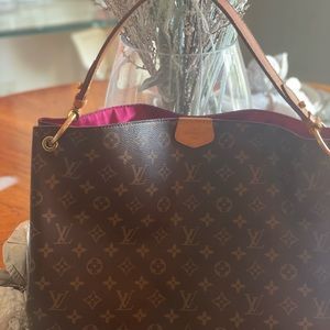 Brand is Louis Vuitton. The size is medium color original.